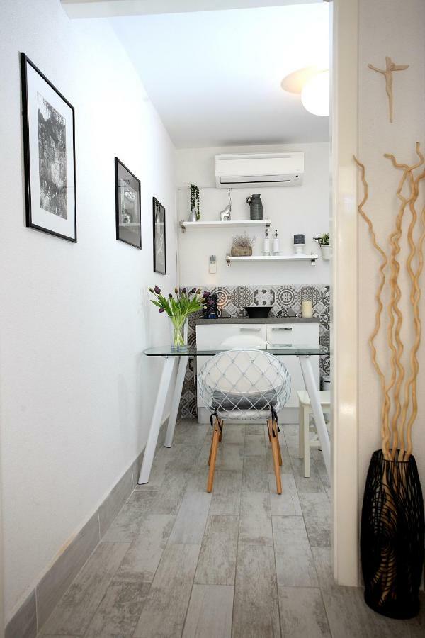 Charming Seaside Apartment Primosten Exterior photo
